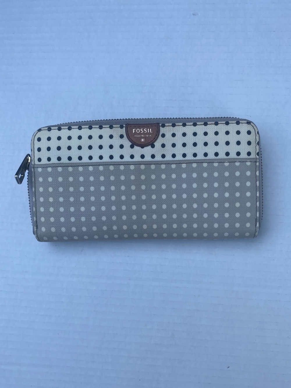 Fossil Polka Dot Zip Wallet in Cream, Black & Gray🤍🖤
